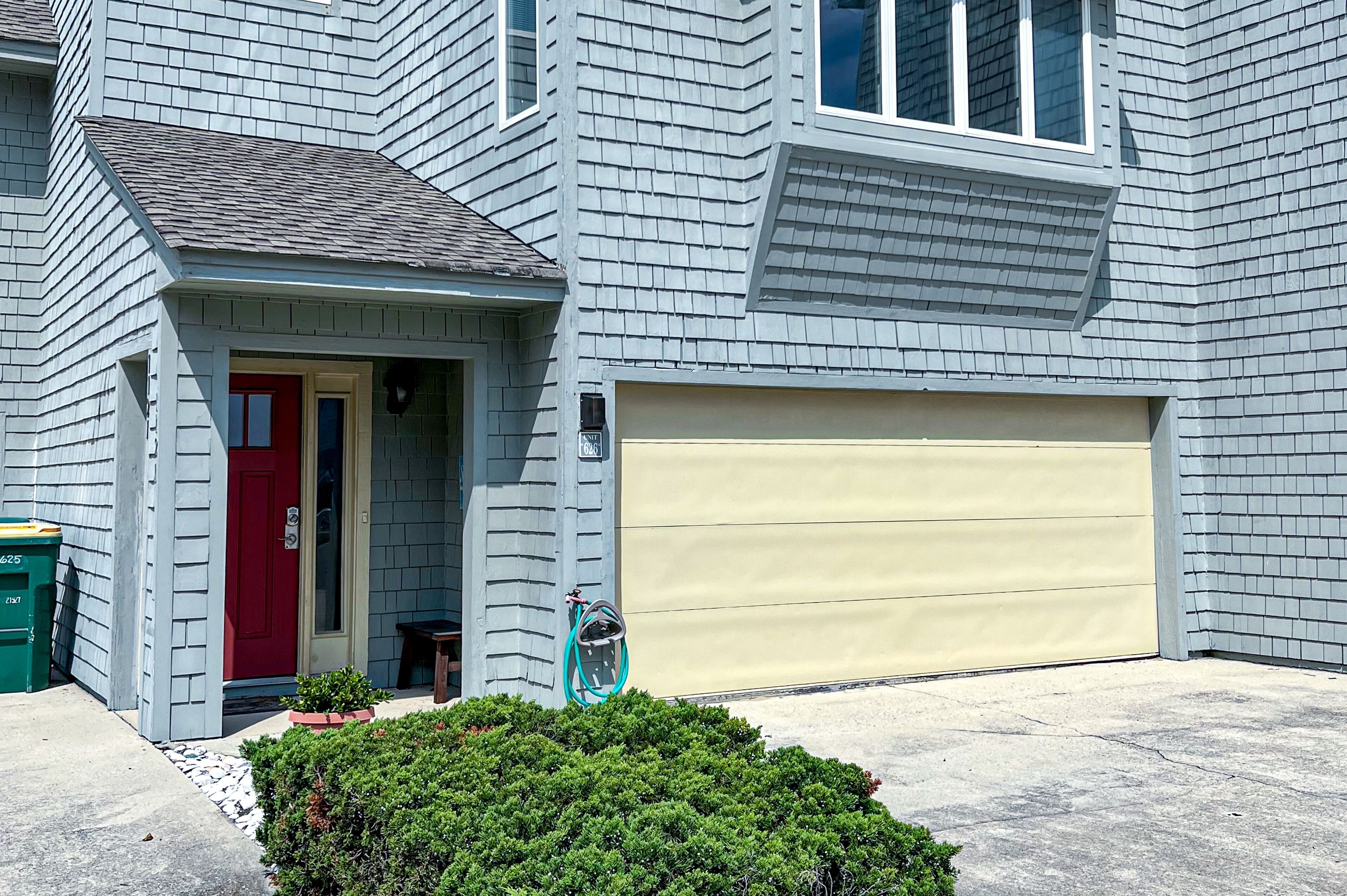 Charming condo near the beach with private hot tub, pool, tennis, deck, & W/D