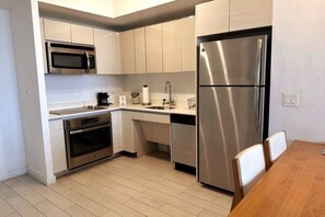 冷蔵庫、電子レンジ、オーブン、コンロ