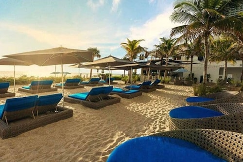 Restaurants, Pool over the water, Beach Service / Studio