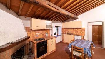 Kühlschrank, Ofen, Herdplatte, Wasserkocher mit Kaffee-/Teezubehör