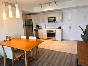 Fridge, oven, stovetop, coffee/tea maker