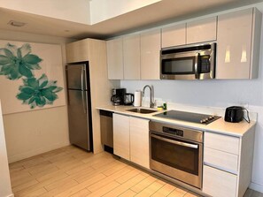 Fridge, oven, stovetop, coffee/tea maker