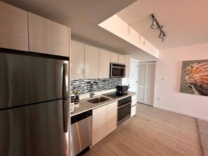 Réfrigérateur, surface de cuisson, lave-vaisselle, cafetiÚre-théiÚre