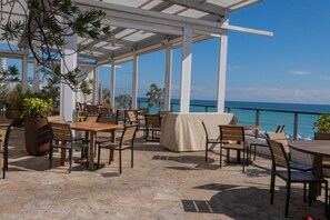 Outdoor dining - Amazing Beach Apt w/Kitchen & Beach Service (Hallandale Beach)