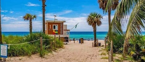 Una spiaggia nelle vicinanze