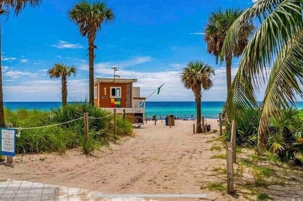 Una spiaggia nelle vicinanze