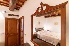 1 bedroom, travel cot, free WiFi, bed sheets - Walnut Apartment (Toscana)