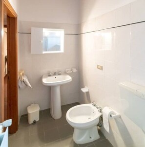 Asciugacapelli, bidet, asciugamani, sapone