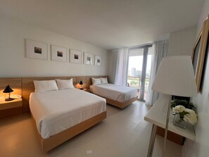 1 camera, una scrivania, Wi-Fi