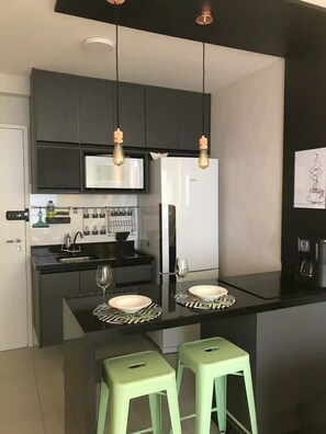 Kühlschrank, Mikrowelle, Ofen, Herdplatte