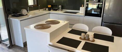 Jääkaappi, uuni, liesi, astianpesukone