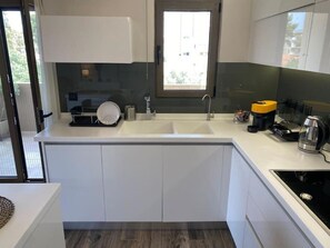 Geladeira, fogão, cooktop, lava-louças