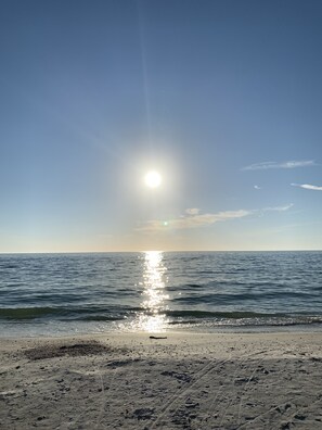 On the beach - Beachfront Condo in Fort Myers Beach (Fort Myers Beach)