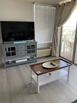 TV - Beachfront Condo in Fort Myers Beach (Fort Myers Beach)