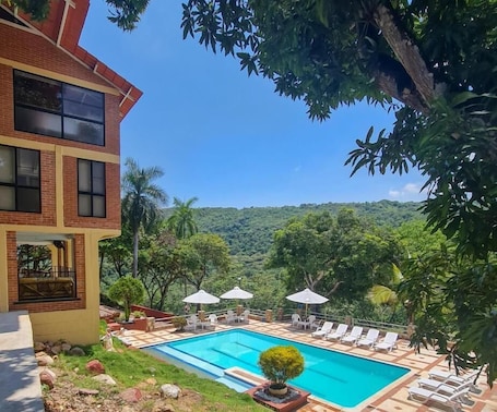 Una piscina al aire libre