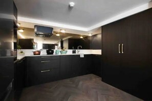 Dining tables - Ideal for Families Close to sea (Brighton and Hove)