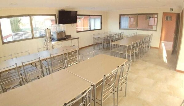 Daily cooked-to-order breakfast (CLP 5500 per person)