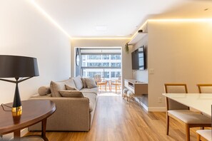 Deluxe Apartment | Living room | Smart TV - ZCM - Condomínio Z Cotovia- Anora Spaces (São Paulo)