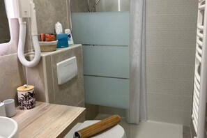 Douche, sĂšche-cheveux, serviettes fournies, savon