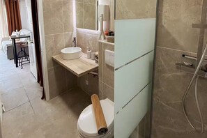 Een douche, een haardroger, handdoeken, zeep