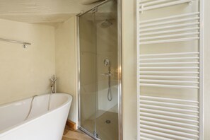 Douche, sĂšche-cheveux, bidet, savon