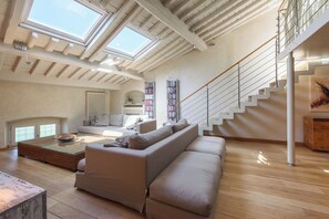 TV - "Botero" Loft Design Penthouse (Pietrasanta)
