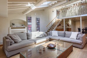 TV - "Botero" Loft Design Penthouse (Pietrasanta)