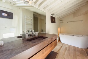 Shower, hair dryer, bidet, soap - "Botero" Loft Design Penthouse (Pietrasanta)