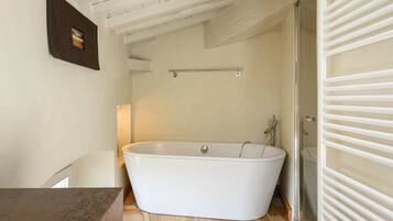 Doccia, asciugacapelli, bidet, sapone