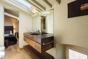 Dusche, Haartrockner, Bidet, Seife