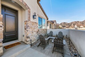 Outdoor dining - Gated PGA West 2023 New Build (EV Charger) (La Quinta)