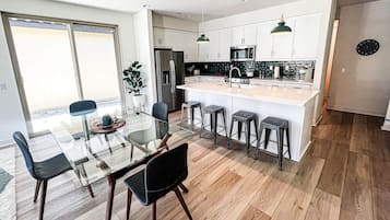 Kylskåp, mikrovågsugn, ugn och spishäll