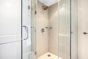 Een douche, een haardroger, handdoeken