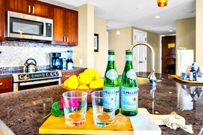 Jääkaappi, mikroaaltouuni, uuni, astianpesukone