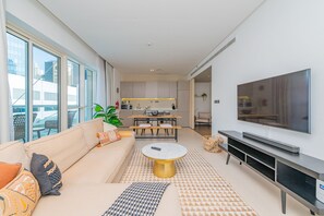 Lägenhet (1 Bedroom) | Vardagsrum | 50-centimeters plasma-tv med satellitkanaler