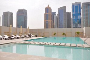Outdoor pool - Amazing Stay in Marina With Balcony & View (Dubai)