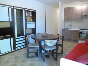 Apartment, 2 Bedrooms, Balcony, Garden View | Living area