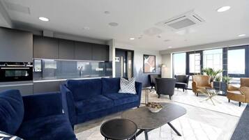 Apartment, 1 Queen Bed | Living area