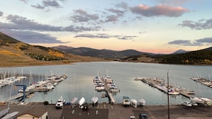 A marina with boats docked, surrounded by hills and a clear sky. - Luxury Dillon Ski Condo – 2 Master Suites, Heated Garage + Near 7 Ski Resorts (Dillon)