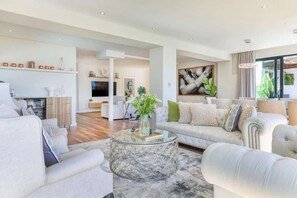 Televisión, chimenea, oficina