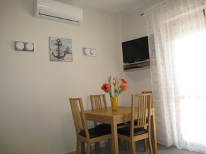 Appartement, 2 chambres, balcon, vue sur le jardin | Aire de séjour