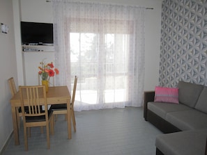 Appartement, 2 chambres, balcon, vue sur le jardin | Aire de séjour