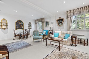 TV - Charming Chelsea Flat with Garden & Style (London)