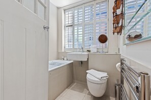 Badkar/dusch, hårtork och handdukar