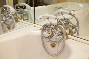 Bathroom - Traditional 2-bed retreat steps from Victoria (London)