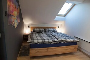 3 bedrooms, iron/ironing board, WiFi, bed sheets