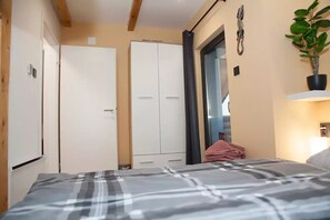 3 chambres, fer et planche à repasser, Wi-Fi, draps fournis