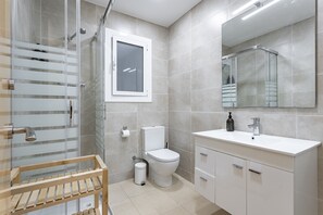 Shower, hair dryer, towels - SAGRADA FAMILIA (Barcelona)