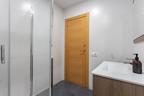 Shower, hair dryer, towels