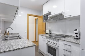 Refrigerador, microondas, horno y parrilla de estufa